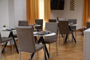 科森扎Palace Eight - Suites & Spa的用餐室配有桌椅和玻璃杯