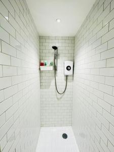 伦敦The Grand M London city的白色瓷砖浴室设有淋浴间