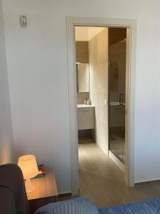 特拉尼VILLA DALU not only Holidays的客房设有带水槽和镜子的浴室