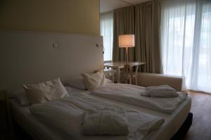 佩特坎内Nikola Luxury Apartments Senia的一张位于酒店客房的大床,设有窗户