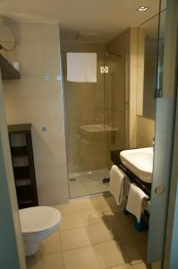 佩特坎内Nikola Luxury Apartments Senia的带淋浴、卫生间和盥洗盆的浴室