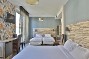 比亚里茨马贝拉布里特酒店的酒店客房配有两张床和一张书桌