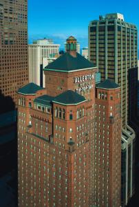 芝加哥芝加哥沃里克阿勒顿酒店的城市中掩埋建筑的空中景观