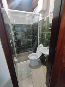帕拉蒂Pousada Taquinha Paraty的带淋浴、卫生间和盥洗盆的浴室