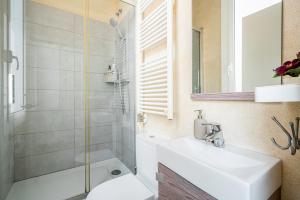 巴塞罗那SAGRADA FAMILIA C&D Lovely Apartment的带淋浴、盥洗盆和卫生间的浴室