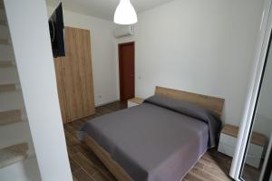 莫拉-迪巴里La stradina的一间小卧室,配有一张床和电视
