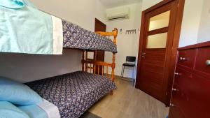 贝纳尔马德纳Apartamento Mar del Sur的一间卧室设有两张双层床和一扇门