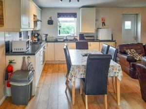 GoxhillCowslip Cottage- W43122的厨房以及带桌椅的用餐室。