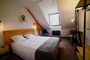 AccousLe Permayou的一间卧室设有一张大床和一个窗户。