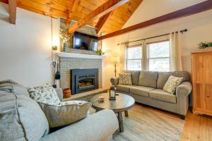 Cozy Tuftonboro Home with Deck - Walk to Beaches!的带沙发和壁炉的客厅