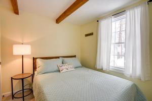 Cozy Tuftonboro Home with Deck - Walk to Beaches!的一间卧室设有一张床和一个窗口