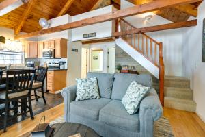 Cozy Tuftonboro Home with Deck - Walk to Beaches!的带沙发的客厅和厨房