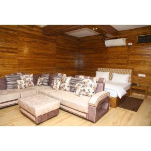 JaypurWoods Residency的带沙发和2张床的客厅