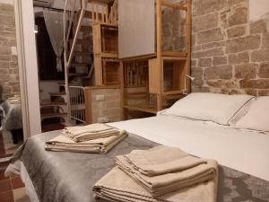 比谢列Antica Torre Medievale的一间卧室配有带毛巾的床