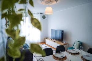 沙托鲁Le Straw' Berry • Fibre • Calme的客厅配有桌椅和电视