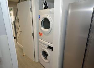 沃特福德Walton Suites的洗衣房内的洗衣机和烘干机
