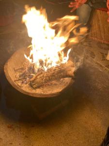 穆索里SERENITY CAMPS, MUSSOURIE的火在地上的锅里燃烧