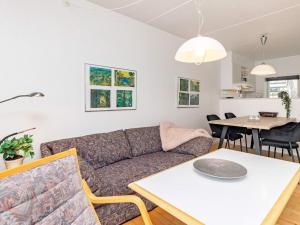 海尔斯Apartment Hals V的客厅配有沙发和桌子