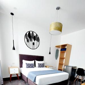 皮斯科Mandala的一间卧室配有床、架子和灯