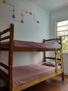 圣保罗Varandas da Paulista的一间卧室配有两张双层床。
