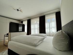 德累斯顿Luxury Home / 2-Raum-Apartment an der Frauenkirche的卧室配有白色的床和平面电视。