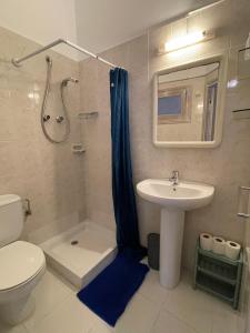 滨海托萨P&R hostals Can Tort的一间带水槽、淋浴和卫生间的浴室