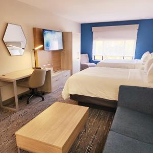 列克星敦Holiday Inn Express & Suites Lexington, an IHG Hotel的酒店客房配有两张床和一张书桌