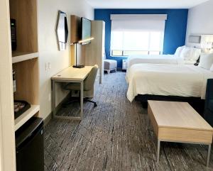 列克星敦Holiday Inn Express & Suites Lexington, an IHG Hotel的酒店客房配有两张床和一张书桌