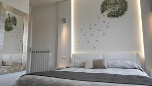 马里纳-迪-皮特拉桑塔La Brise的一间白色的卧室,配有床和蝴蝶墙