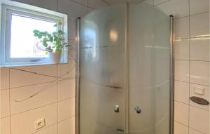 兰德维特1 Bedroom Stunning Home In Landvetter的玻璃门和盆栽的淋浴