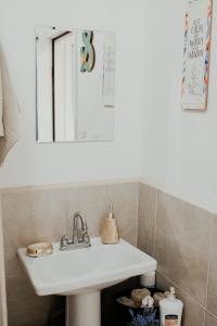 瓜达鲁佩镇Casa Colibri @ Guadalupe Valley的一间带水槽和镜子的浴室