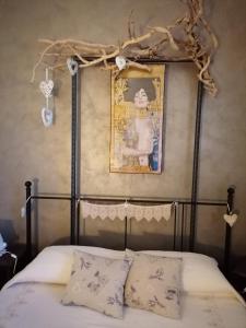 摩萨诺罗莎之家酒店的卧室配有一张挂在墙上的床铺