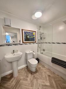 South KessockThe Meadow, River view apartment的浴室配有卫生间、盥洗盆和淋浴。