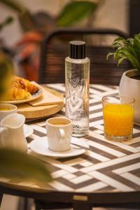 马拉加麦迪瑞奈酒店的一张桌子,上面放着一瓶橙汁和一杯咖啡