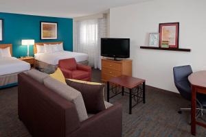 谢尔顿谢尔顿费尔菲尔德县原住客栈的酒店客房设有两张床和一台平面电视。