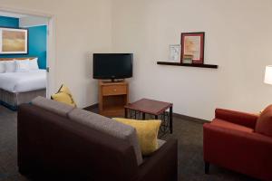 谢尔顿谢尔顿费尔菲尔德县原住客栈的酒店客房设有沙发、床和电视。