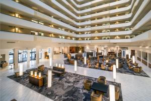 休斯顿南休斯敦霍比机场万豪酒店的一张带有沙发和椅子的酒店大厅的 ⁇ 染