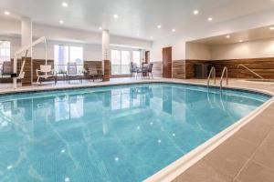 休斯顿休斯顿威斯切斯费尔菲尔德套房客栈的在酒店房间的一个大型游泳池