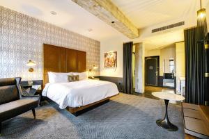 巴吞鲁日巴吞鲁日沃特马克酒店，傲途格精选酒店的酒店客房,配有床和沙发