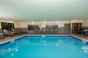 伯灵顿伯灵顿万豪费尔菲尔德酒店的在酒店房间的一个大型游泳池