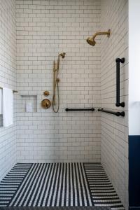 巴吞鲁日巴吞鲁日沃特马克酒店，傲途格精选酒店的浴室设有黑色和白色瓷砖淋浴。