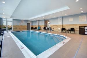 弗洛伦斯TownePlace Suites by Marriott Cincinnati Airport South的在酒店房间的一个大型游泳池