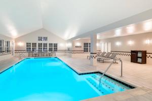 绍辛顿索辛顿原住客栈的蓝色的游泳池,位于酒店客房内