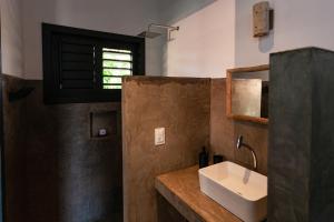 福廷Hotel & Restaurante VilaVeraTheresa的一间带水槽和窗户的浴室