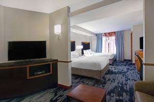 卡尔斯巴德卡尔斯巴德费尔菲尔德套房酒店的酒店客房设有两张床和一台平面电视。