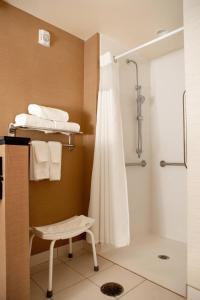 费耶特维尔费耶特维尔北万豪费尔菲尔德客栈套房酒店的带淋浴和浴帘的浴室