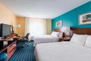 内珀维尔内珀维尔/奥罗拉菲度酒店的酒店客房设有两张床和一台平面电视。