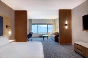 明尼阿波利斯Fairfield by Marriott Inn & Suites Minneapolis Downtown的酒店客房,配有床和沙发