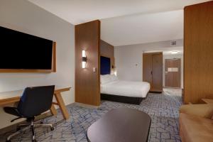 明尼阿波利斯Fairfield by Marriott Inn & Suites Minneapolis Downtown的酒店客房设有一间带一张床和电视的卧室