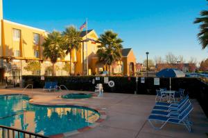 纳帕美国峡谷纳帕万豪费尔菲尔德套房酒店的一个带游泳池和椅子的度假胜地和一座建筑
